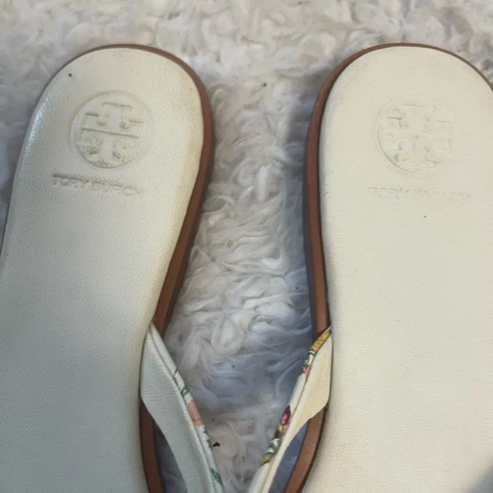 Tory Burch leather beige Floral thong Sandals gold tone logo accent SZ9